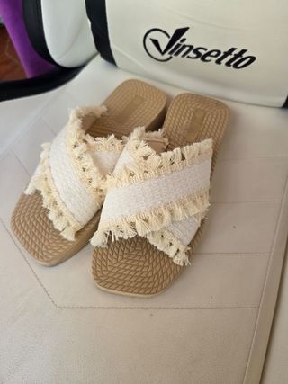 Sandalias planas beige talla 37