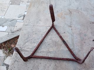 Treppiedi ferro antico in ferro battuto