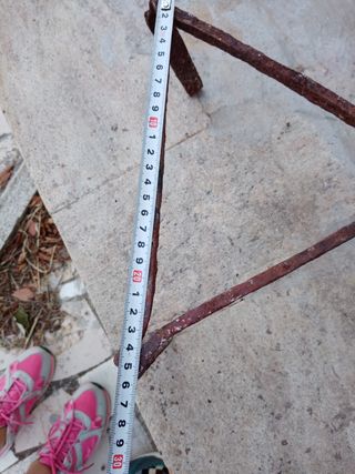 Treppiedi ferro antico in ferro battuto