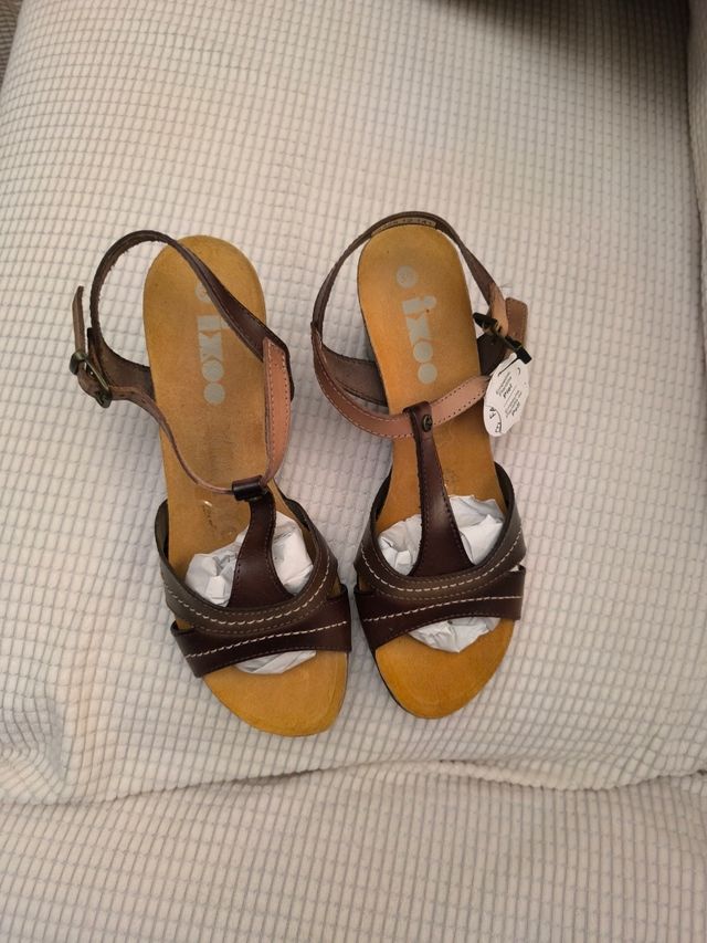 Sandalias de Piel Marrón, a estrenar. Tacón 8cm.