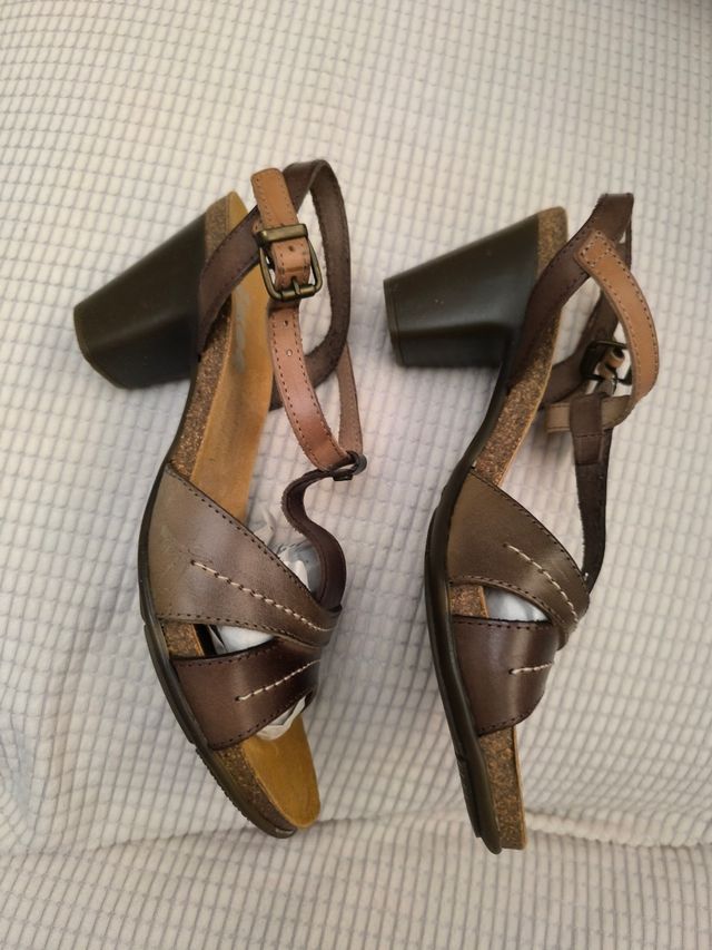 Sandalias de Piel Marrón, a estrenar. Tacón 8cm.