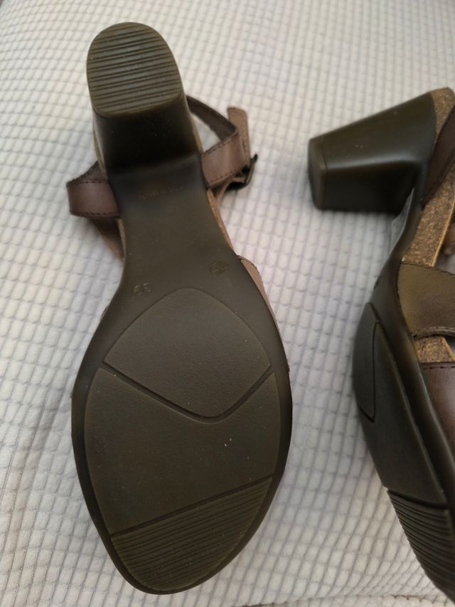 Sandalias de Piel Marrón, a estrenar. Tacón 8cm.