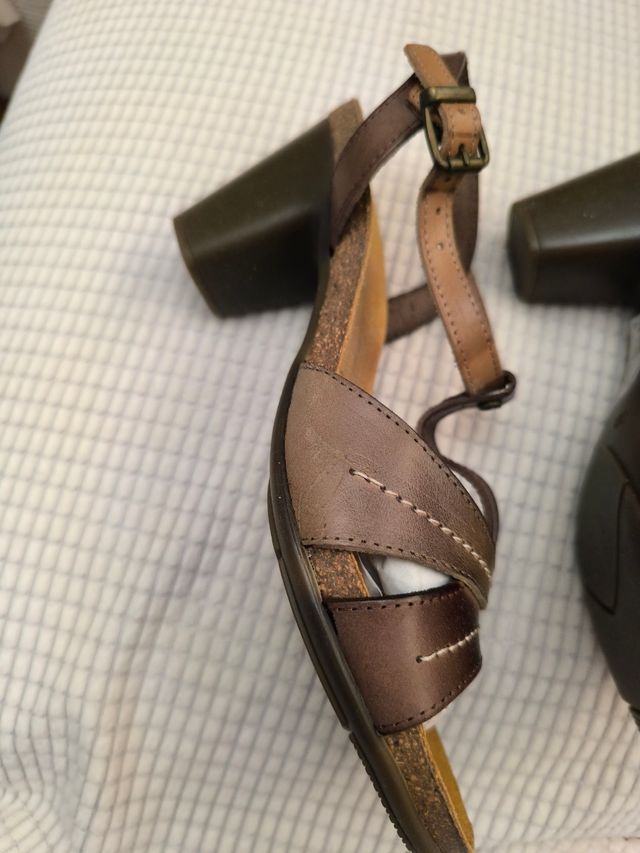 Sandalias de Piel Marrón, a estrenar. Tacón 8cm.