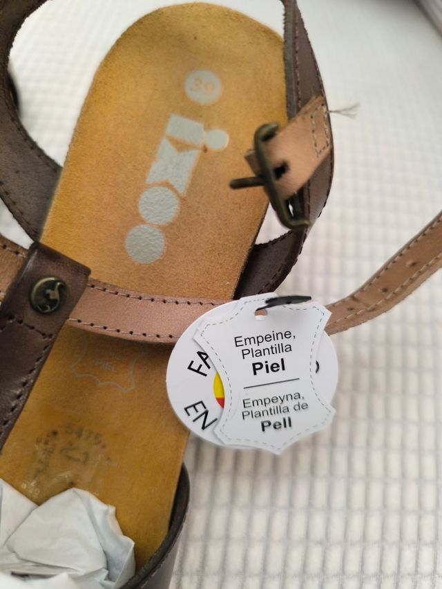 Sandalias de Piel Marrón, a estrenar. Tacón 8cm.
