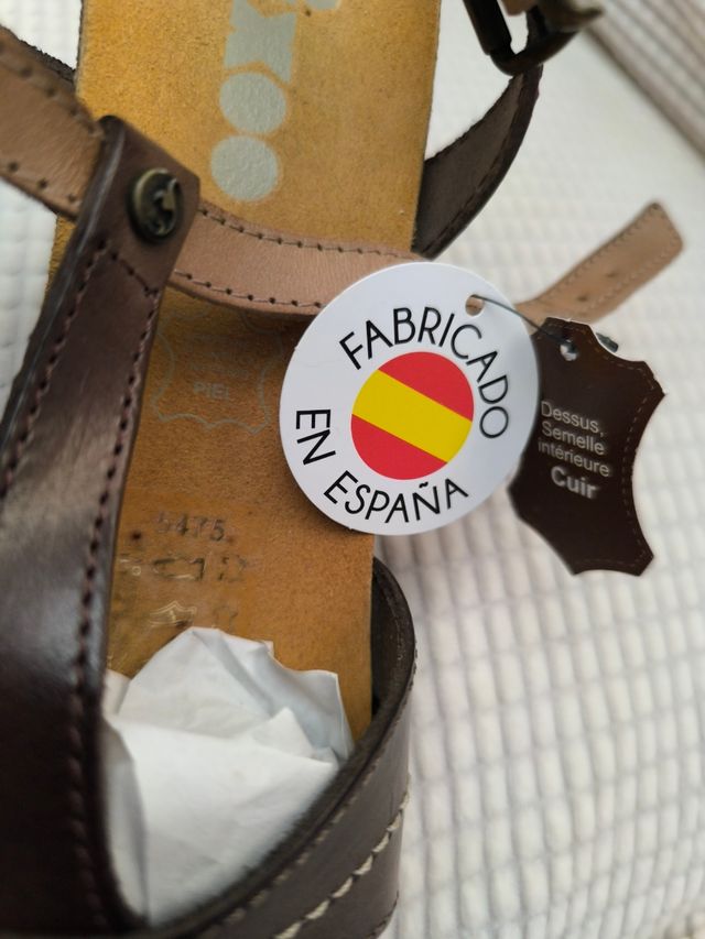 Sandalias de Piel Marrón, a estrenar. Tacón 8cm.