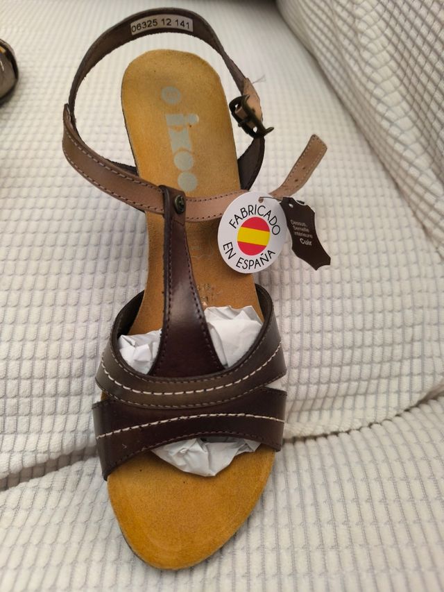 Sandalias de Piel Marrón, a estrenar. Tacón 8cm.