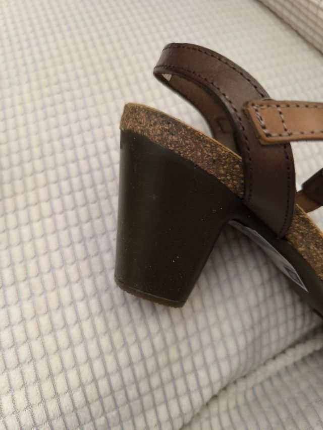 Sandalias de Piel Marrón, a estrenar. Tacón 8cm.