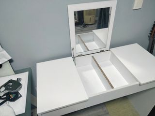 Tocador blanco con espejo