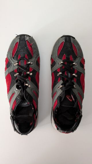 Zapatillas trekking rojo y negro
