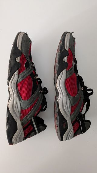 Zapatillas trekking rojo y negro