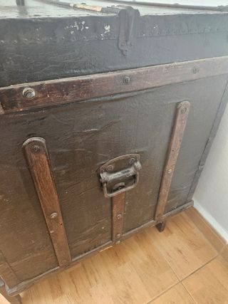 Baúl antiguo de madera y metal