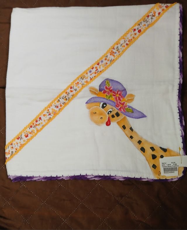 Fralda de bebê bordada - Girafa