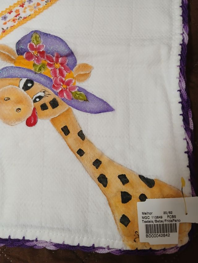 Fralda de bebê bordada - Girafa