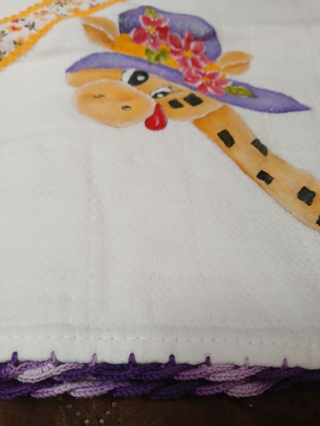 Fralda de bebê bordada - Girafa