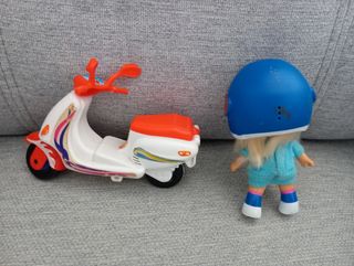 Muñeca Famosa en Vespa