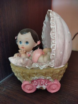 Figura bebé niña en cuna