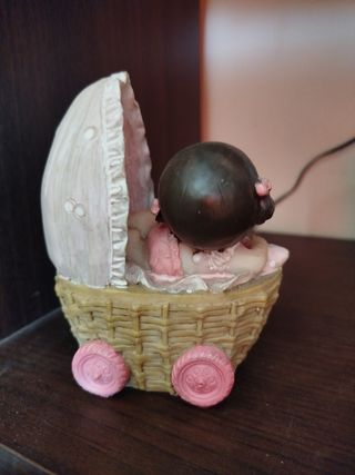 Figura bebé niña en cuna