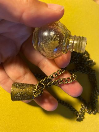 Colgante botella dorada