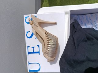 Tacones Guess beige y dorado