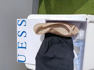 Tacones Guess beige y dorado