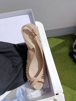 Tacones Guess beige y dorado