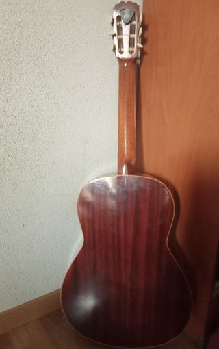 Guitarra clásica Raimundo con cejilla,afinador..