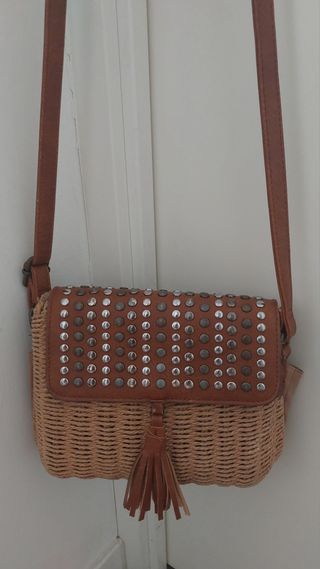 Bolso bandolera de cuerda, cuero y tachuelas 
