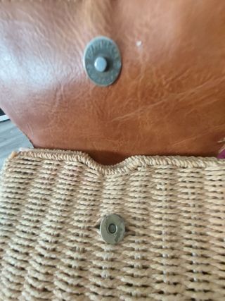Bolso bandolera de cuerda, cuero y tachuelas 