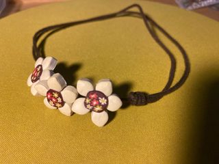 Collar con flores - artesanal