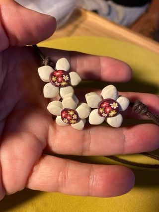 Collar con flores - artesanal