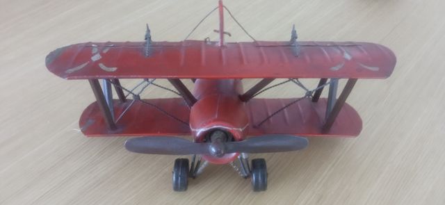 Avión biplano vintage rojo