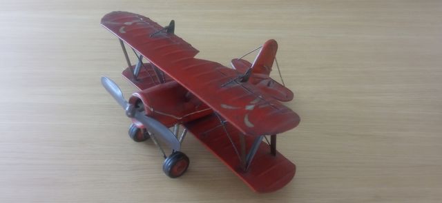 Avión biplano vintage rojo