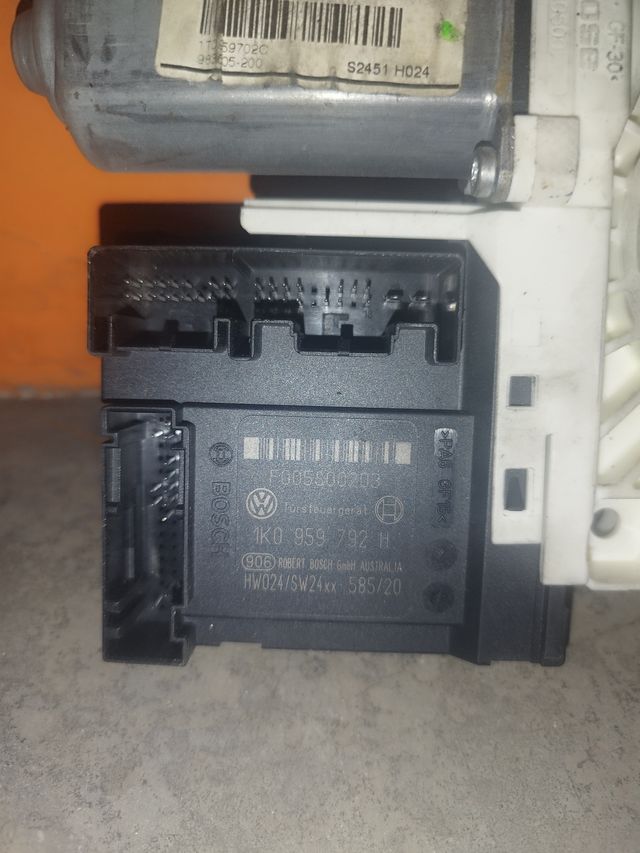 MOTOR ELEVALUNAS DELANTERO DERECHA VAG  1K0959792H
