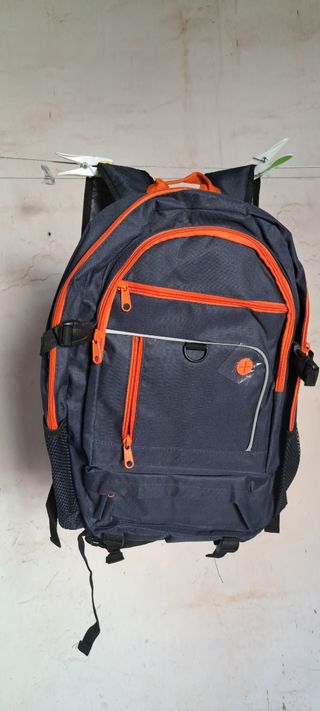 Mochila azul y naranja