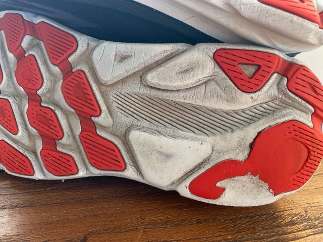 Hoka Clifton 9 – 44⅔ EU – buenos desgaste suela