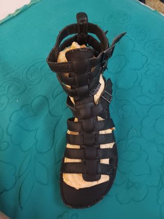 Sandalia romana negra, talla 41