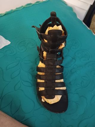Sandalia romana negra, talla 41