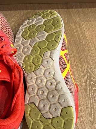 Zapatillas Asics rojas y amarillas