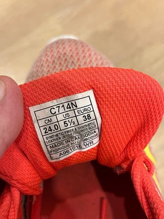 Zapatillas Asics rojas y amarillas