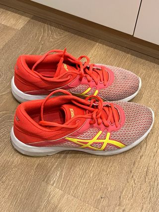 Zapatillas Asics rojas y amarillas