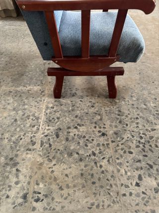 Sillón mecedora azul madera