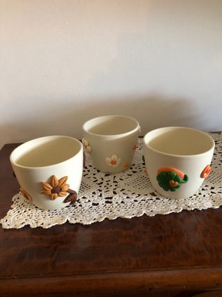 Vasi in ceramica con decorazioni in fimo