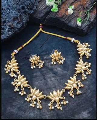 Collar y pendientes flor loto dorado
