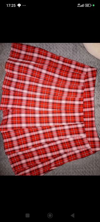 Falda escocesa roja y blanca