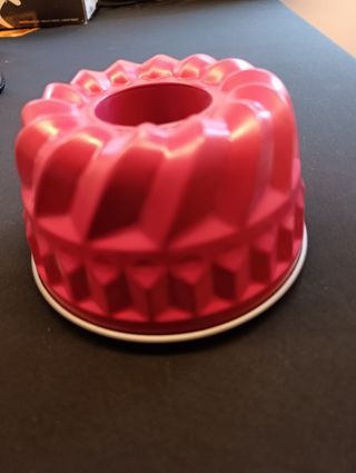 Molde Bundt metálico rosa