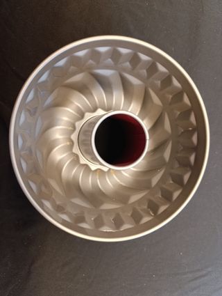 Molde Bundt metálico rosa