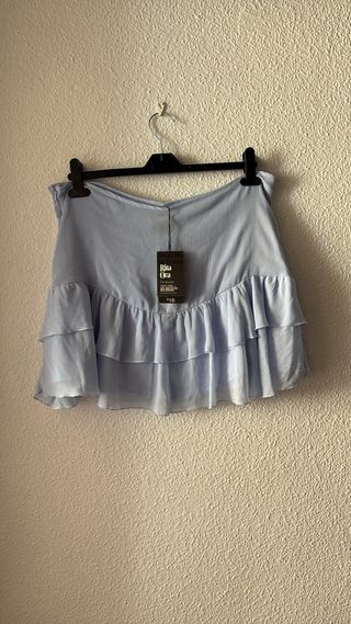 Falda azul plisada