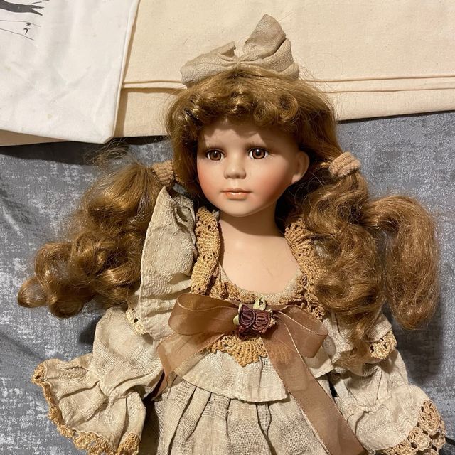 Bambola antica in porcellana