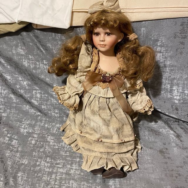 Bambola antica in porcellana