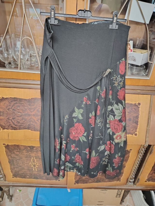 Gonna lunga nera con rose